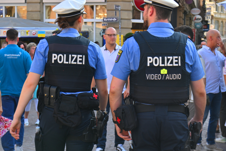 Präsenz gezeigt: Polizei kontrolliert Hotspots für ein „Sicheres Wiesbaden“ in den Abend- und Nachtstunden an diesem Wochenende.