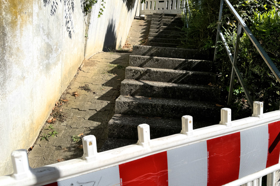 Instandsetzung der Treppenanlage im Böcklinweg in Wiesbaden. Fußweg gesperrt.