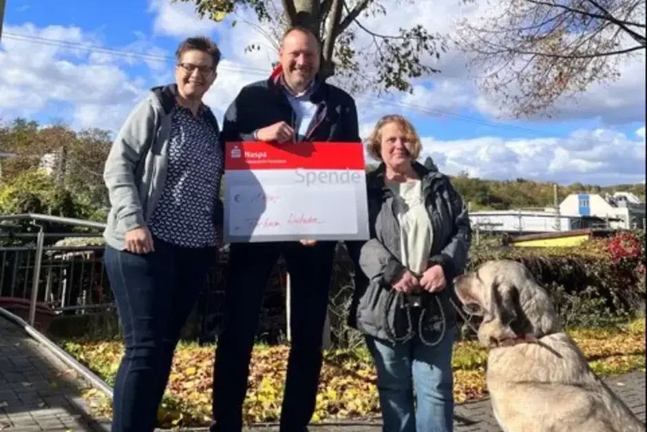 Spendenübergabe des Einnahmen aus dem Hundeschwimmen von mattiaqua an das Tierheim Wiesbaden