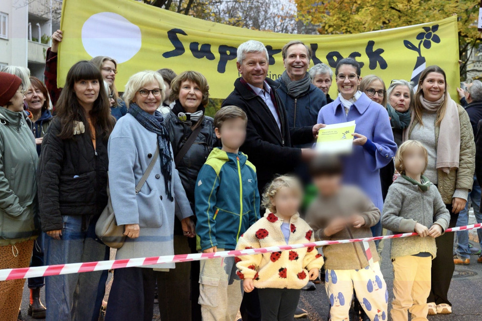 Petition für ein sicheres und lebenswertes Rheingauviertel in Wiesbaden. Durchgangsverkehr reduzieren. Bürgerinitiative Superblock übergibt Forderungen an Verkehrsdezernent Andreas Kowol am Mittwoch.