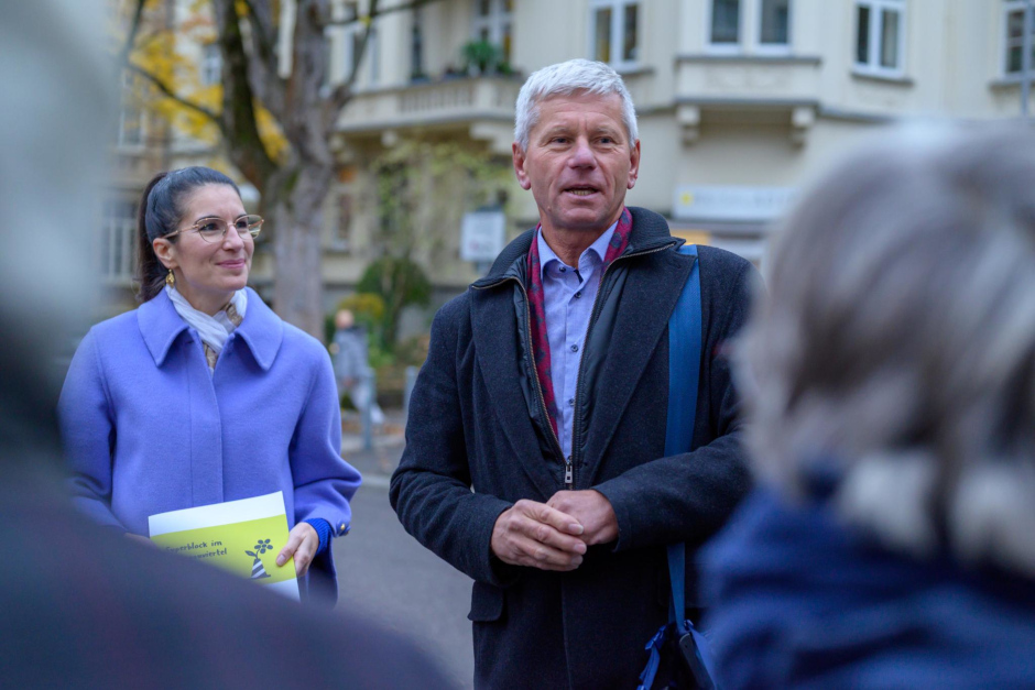 Petition für ein sicheres und lebenswertes Rheingauviertel in Wiesbaden. Durchgangsverkehr reduzieren Bürgerinitiative Superblock übergibt Forderungen an Verkehrsdezernent Andreas Kowol am Mittwoch.