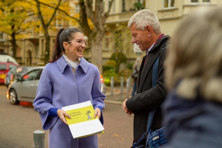 Petition für ein sicheres und lebenswertes Rheingauviertel in Wiesbaden. Durchgangsverkehr reduzieren Bürgerinitiative Superblock übergibt Forderungen an Verkehrsdezernent Andreas Kowol am Mittwoch.