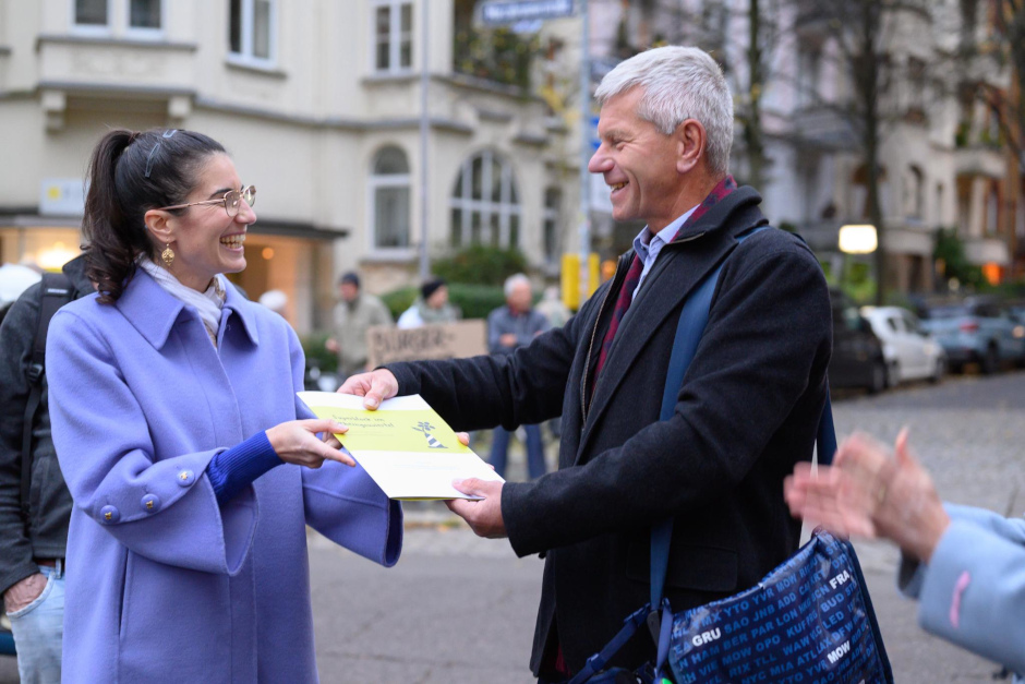 Petition für ein sicheres und lebenswertes Rheingauviertel in Wiesbaden. Durchgangsverkehr reduzieren Bürgerinitiative Superblock übergibt Forderungen an Verkehrsdezernent Andreas Kowol am Mittwoch.