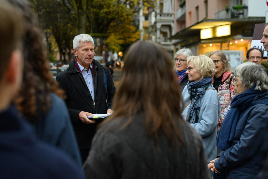 Petition für ein sicheres und lebenswertes Rheingauviertel in Wiesbaden. Durchgangsverkehr reduzieren Bürgerinitiative Superblock übergibt Forderungen an Verkehrsdezernent Andreas Kowol am Mittwoch.