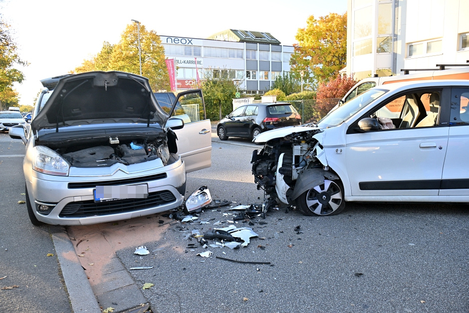 Frontalcrash in Nordenstadt: Renault gerät in Gegenverkehr – Mehrere Zehntausend Euro Sachschaden