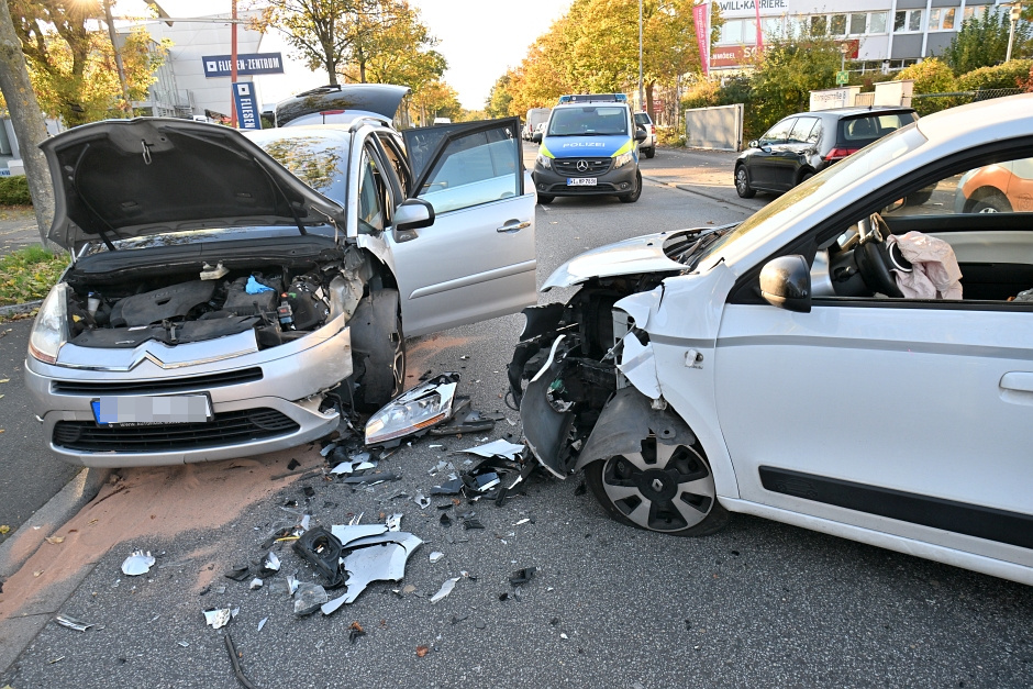 Frontalcrash in Nordenstadt: Renault gerät in Gegenverkehr – Mehrere Zehntausend Euro Sachschaden