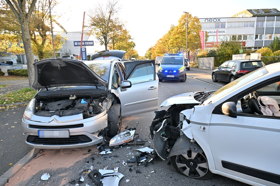 Frontalcrash in Nordenstadt: Renault gerät in Gegenverkehr – Mehrere Zehntausend Euro Sachschaden