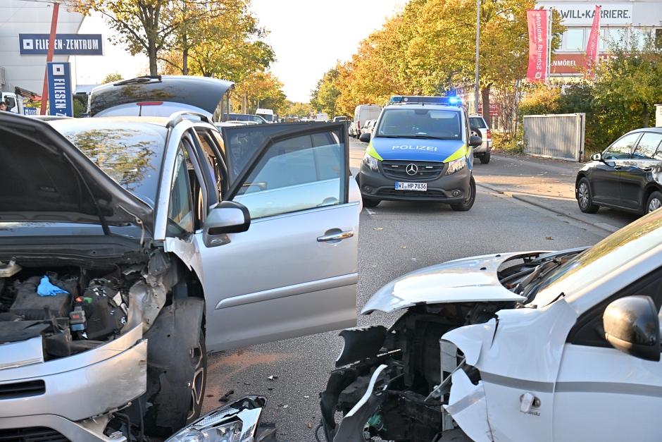 Frontalcrash in Nordenstadt: Renault gerät in Gegenverkehr – Mehrere Zehntausend Euro Sachschaden