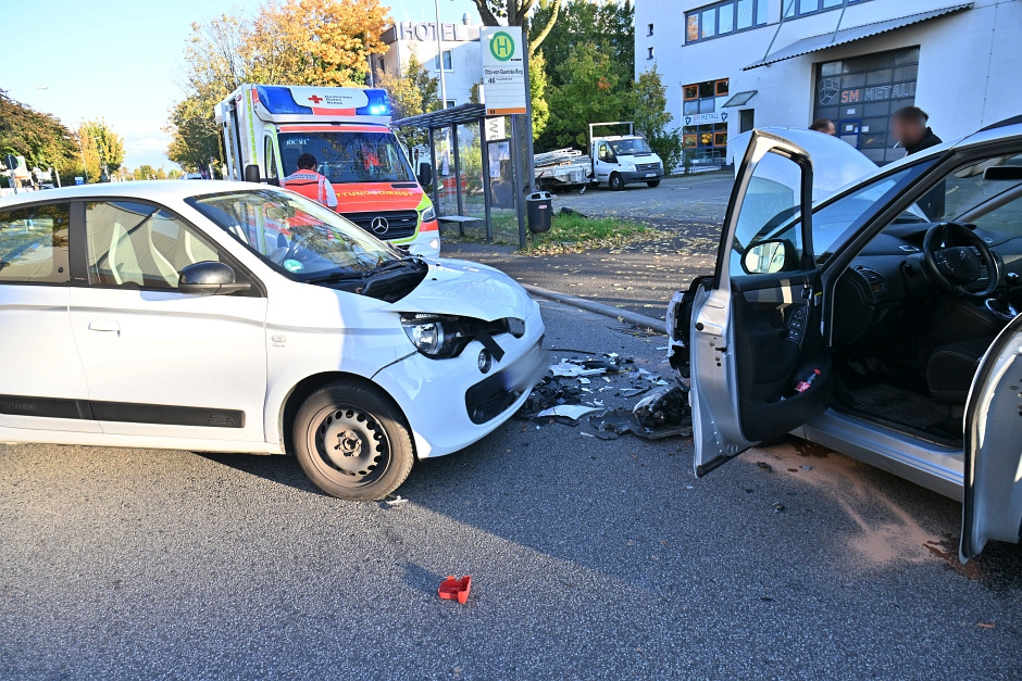 Frontalcrash in Nordenstadt: Renault gerät in Gegenverkehr – Mehrere Zehntausend Euro Sachschaden