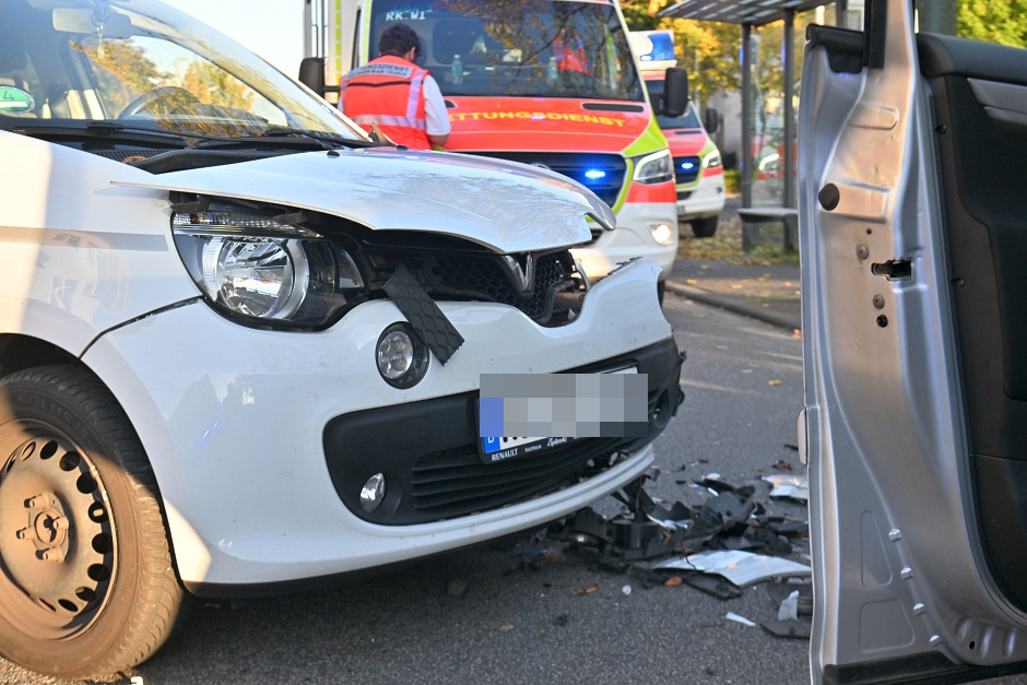 Frontalcrash in Nordenstadt: Renault gerät in Gegenverkehr – Mehrere Zehntausend Euro Sachschaden