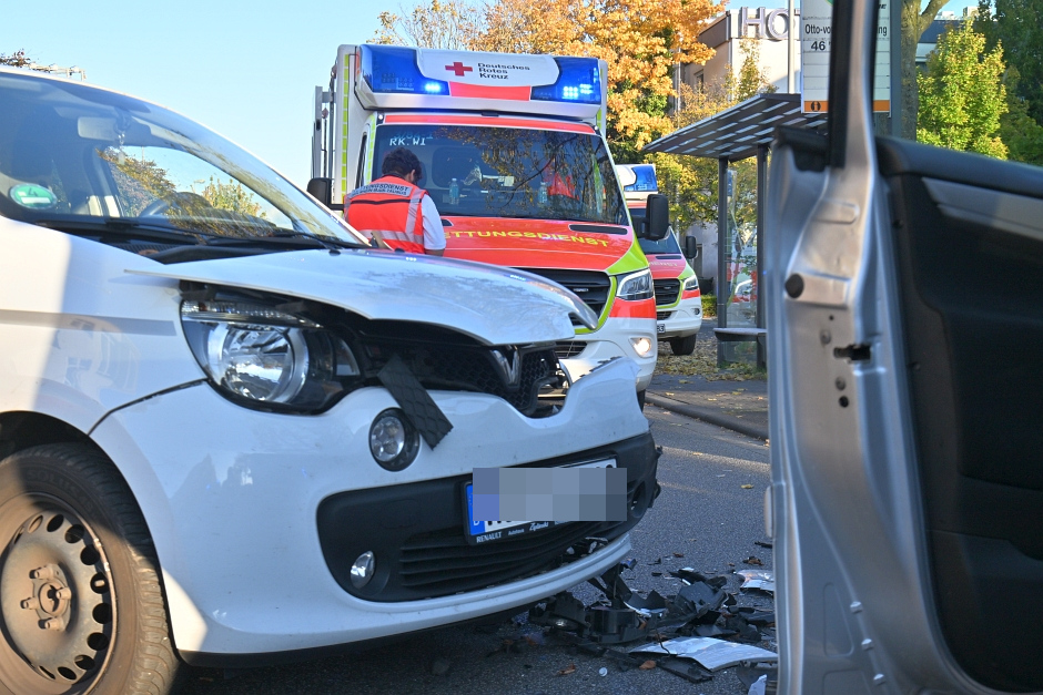 Frontalcrash in Nordenstadt: Renault gerät in Gegenverkehr – Mehrere Zehntausend Euro Sachschaden