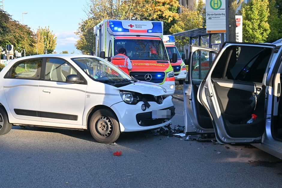 Frontalcrash in Nordenstadt: Renault gerät in Gegenverkehr – Mehrere Zehntausend Euro Sachschaden