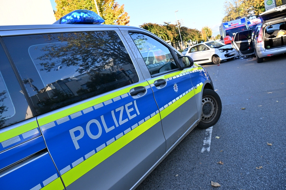 Frontalcrash in Nordenstadt: Renault gerät in Gegenverkehr – Mehrere Zehntausend Euro Sachschaden