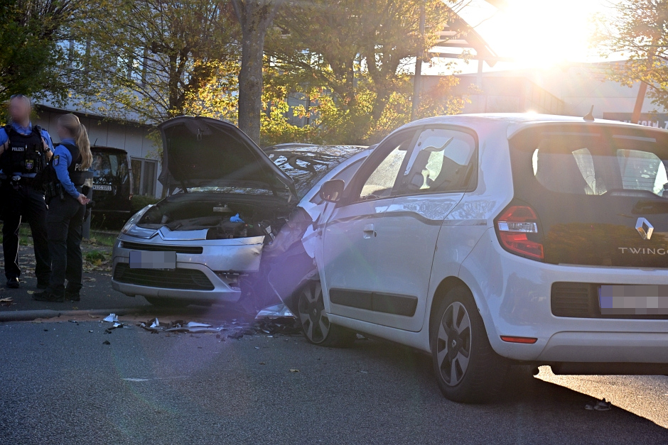 Frontalcrash in Nordenstadt: Renault gerät in Gegenverkehr – Mehrere Zehntausend Euro Sachschaden