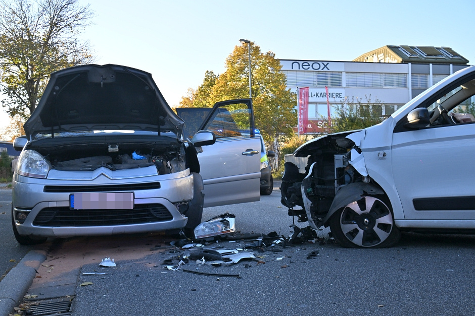 Frontalcrash in Nordenstadt: Renault gerät in Gegenverkehr – Mehrere Zehntausend Euro Sachschaden