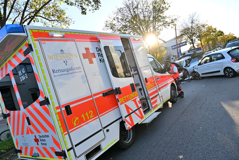 Frontalcrash in Nordenstadt: Renault gerät in Gegenverkehr – Mehrere Zehntausend Euro Sachschaden