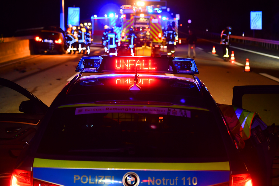 Schwerer Unfall auf der A3 bei Niedernhausen: Ungebremster Aufprall auf Sperranhänger am Mittwochabend.