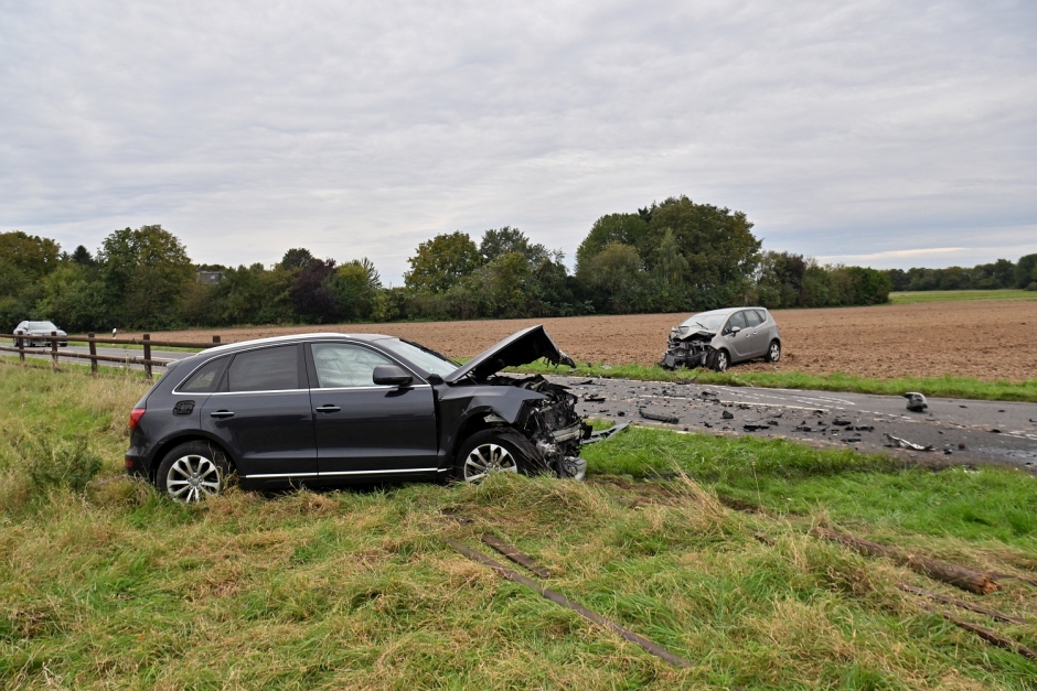 Frontalcrash in Wiesbaden-Bierstadt: Audi prallt auf Opel am Freitag. Drei Menschen schwer verletzt.