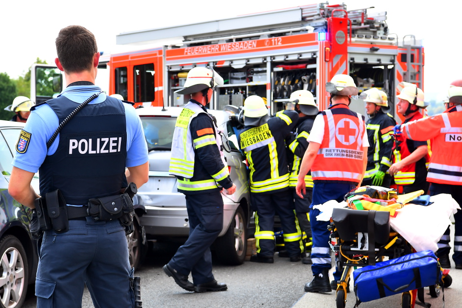 Dramatische Szenen spielten sich am Donnerstagmorgen auf der A66 in Höhe des Schiersteiner Kreuzes in Wiesbaden ab. Ein folgenschwerer Auffahrunfall legte den Verkehr in Richtung Rüdesheim lahm und ließ einen jungen Mann schwer verletzt im Wrack seines Wagens zurück.
