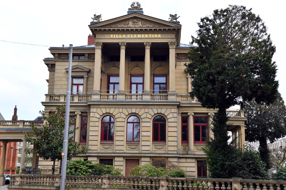 Autorin Sylvie Schenk liest aus „In Erwartung eines Glücks“ im Wiesbadener Literaturhaus Villa Clementine.