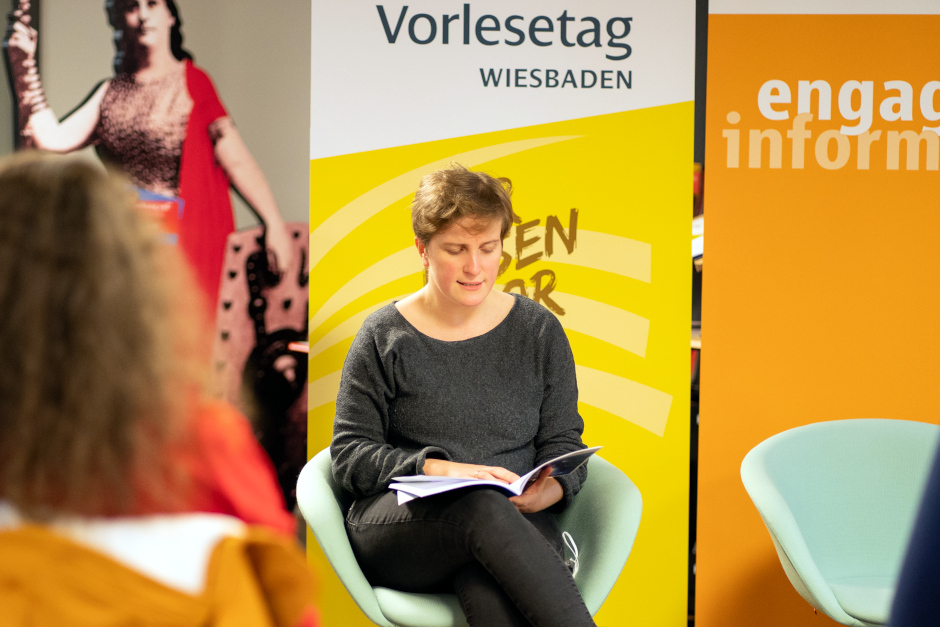 Vorlesefest in Wiesbaden: Sozialdezernentin Dr. Patricia Becher liest zum Bundesweiten Vorlesetag.