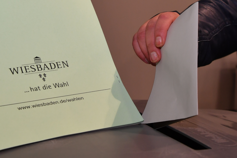 Wiesbaden sucht Wahlhelfer für die Kommunalwahl 2026.