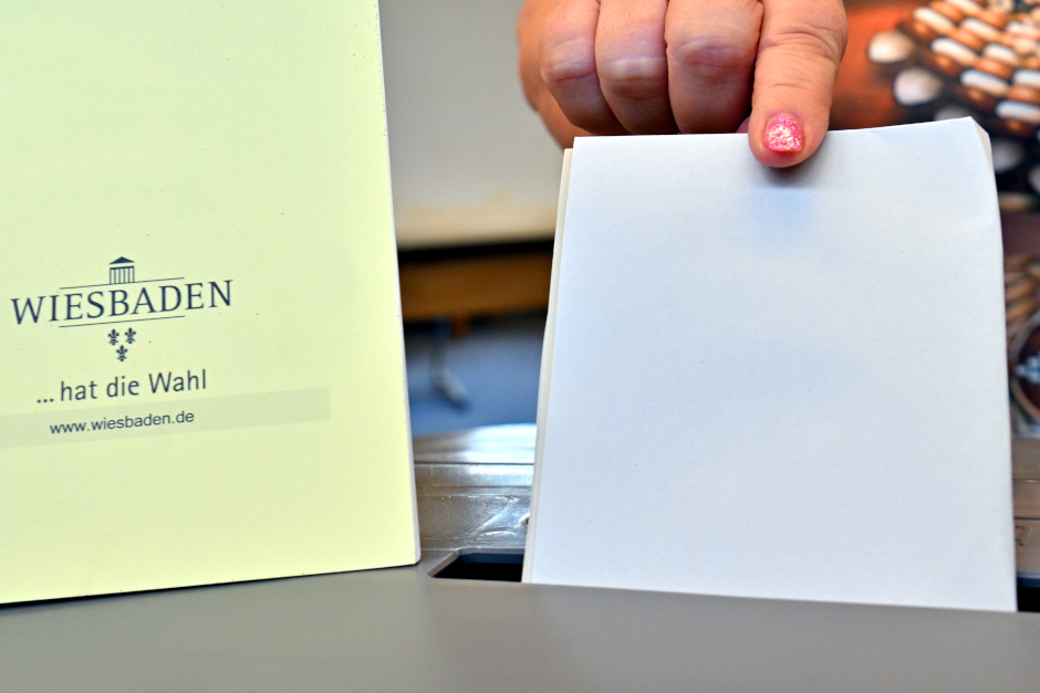Die Stadt Wiesbaden sucht Wahlhelfer für die Kommunalwahl 2026.