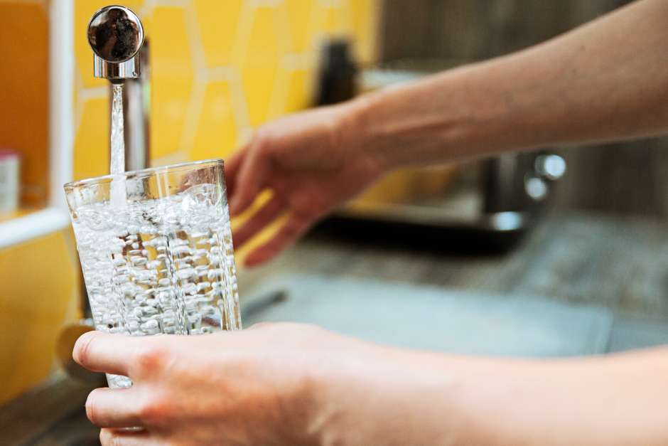 Dringendes Abkochgebot: Bakterielle Verunreinigung festgestellt – Wiesbadener Trinkwasser muss ab sofort abgekocht werden