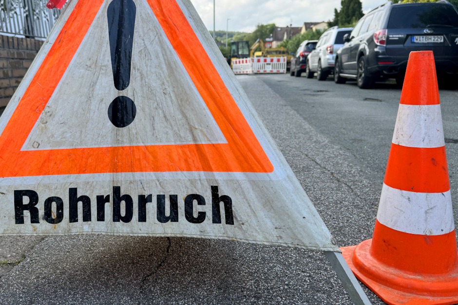Vollständige Sperrung der Albert-Schweitzer-Allee nach Wasserrohrbruch in Wiesbaden-Biebrich am Mittwoch. Mehrere Häuser ohne Wasser.