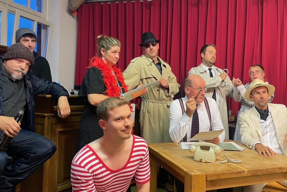 In der Mehrzweckhalle in Wiesbaden-Rambach wird ein Edgar Wallace Bühnenstück aufgeführt.