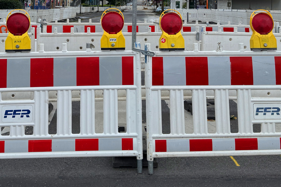 Sperrung der Straße Erbsenacker in Wiesbaden-Naurod wegen einer Gasstörung.