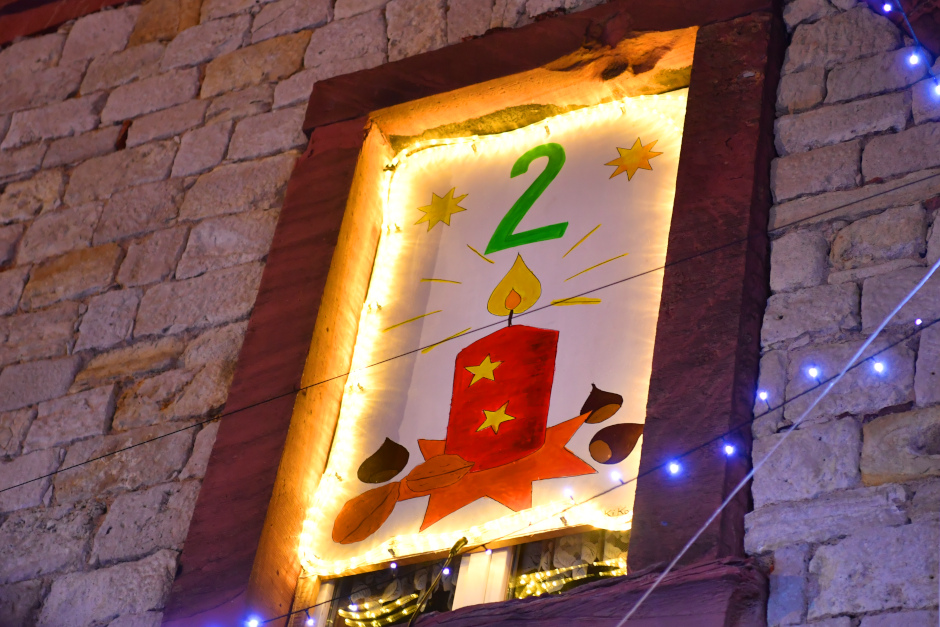 Klarenthaler Stadtteil-Adventskalender bringt Gemeinschaft und festliche Stimmung. Ein buntes Programm für Jung und Alt im Herzen des Wiesbadener Stadtteils.