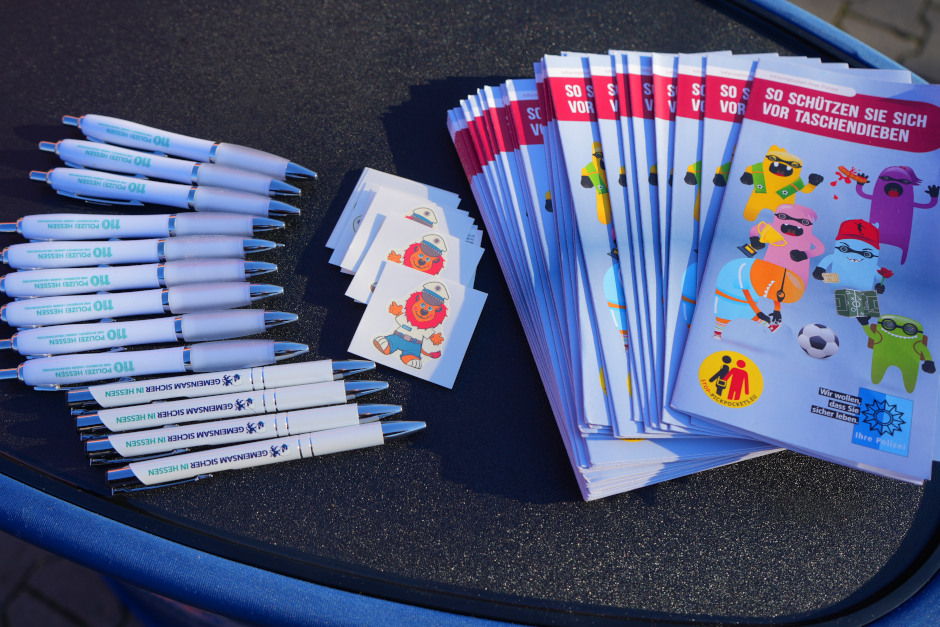 Präventions-Offensive in Wiesbaden: Polizei warnte am Freitag, 21. November, vor Taschendiebstahl. Schutzleute vor Ort klärten am Aktionstag über Trickdiebe auf.