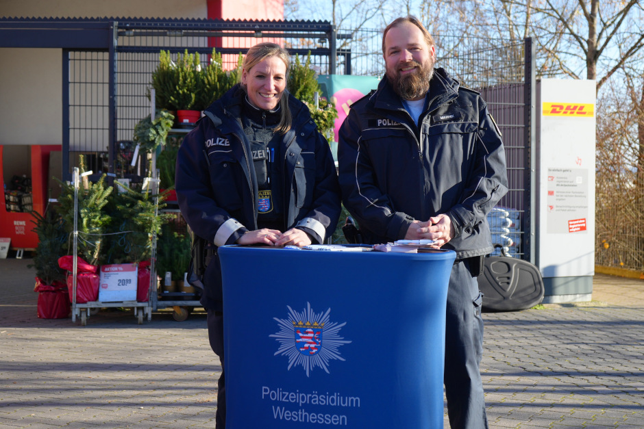 Präventions-Offensive in Wiesbaden: Polizei warnte am Freitag, 21. November, vor Taschendiebstahl. Schutzleute vor Ort klärten am Aktionstag über Trickdiebe auf.
