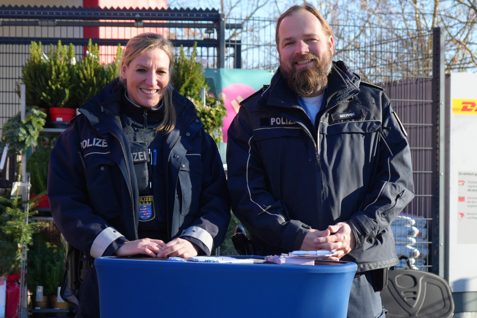 Präventions-Offensive in Wiesbaden: Polizei warnte am Freitag, 21. November, vor Taschendiebstahl. Schutzleute vor Ort klärten am Aktionstag über Trickdiebe auf.
