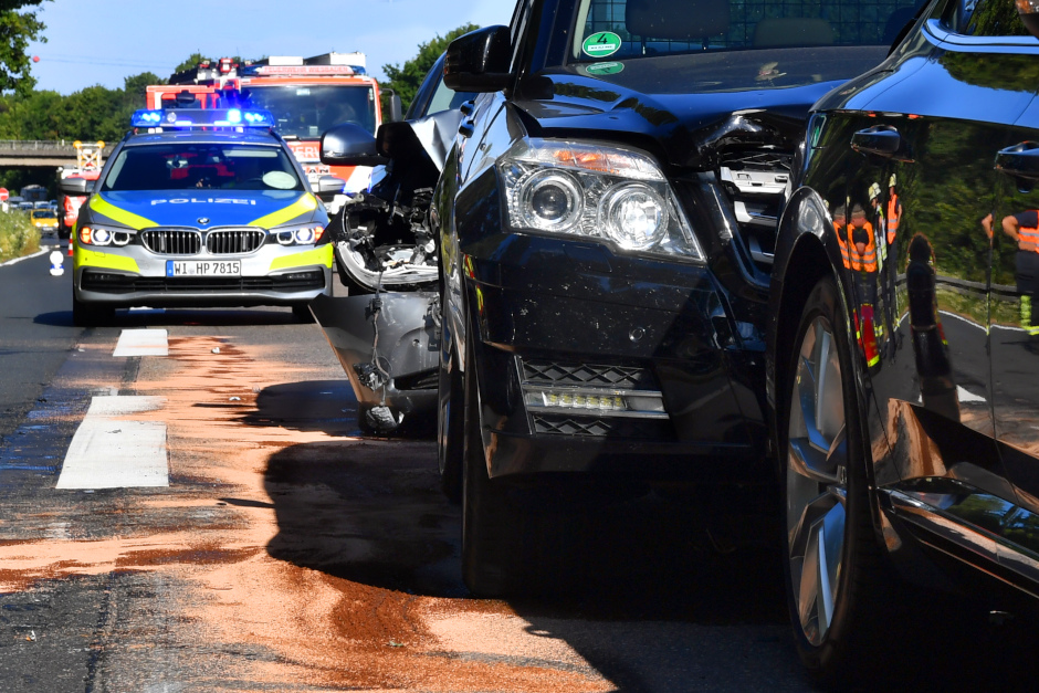Auffahrunfall mit drei Fahrzeugen auf der A 643 bei Wiesbaden–Schierstein. Drei leichte Verletzte und hoher Sachschaden.