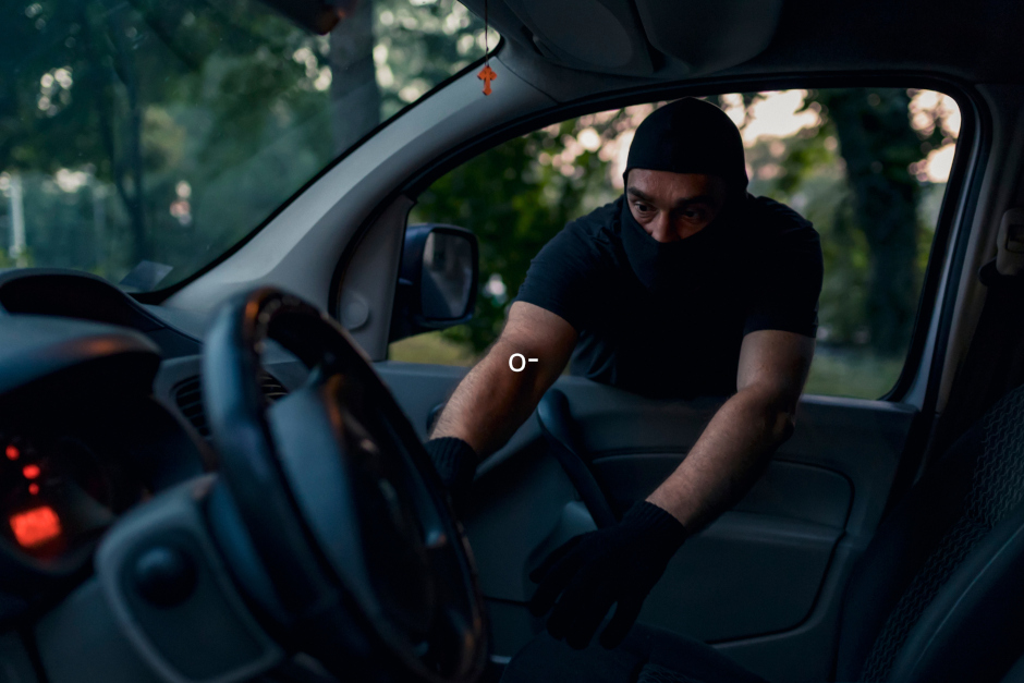 Diebstahl aus einem geparkten Auto in der Nacht zum Montag in Wiesbaden.