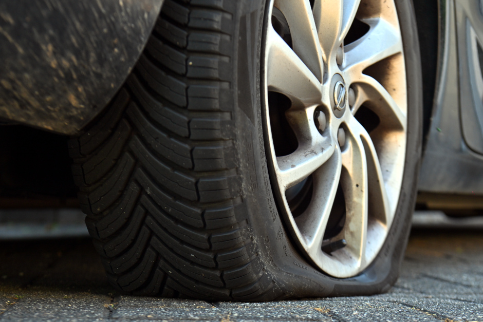 Reifen an sieben Pkw in Mainz-Kostheim am Sonntagabend mutwillig zerstochen – Polizei sucht Zeugen.