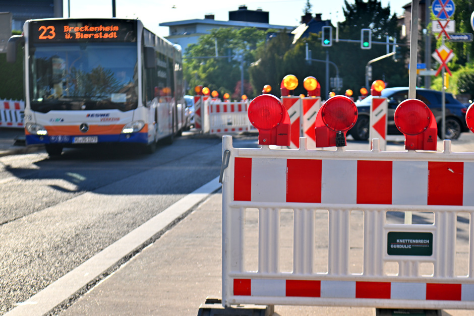 Sperrung der Schultheißstraße in Wiesbaden-Bierstadt. Busse werden umgeleitet.