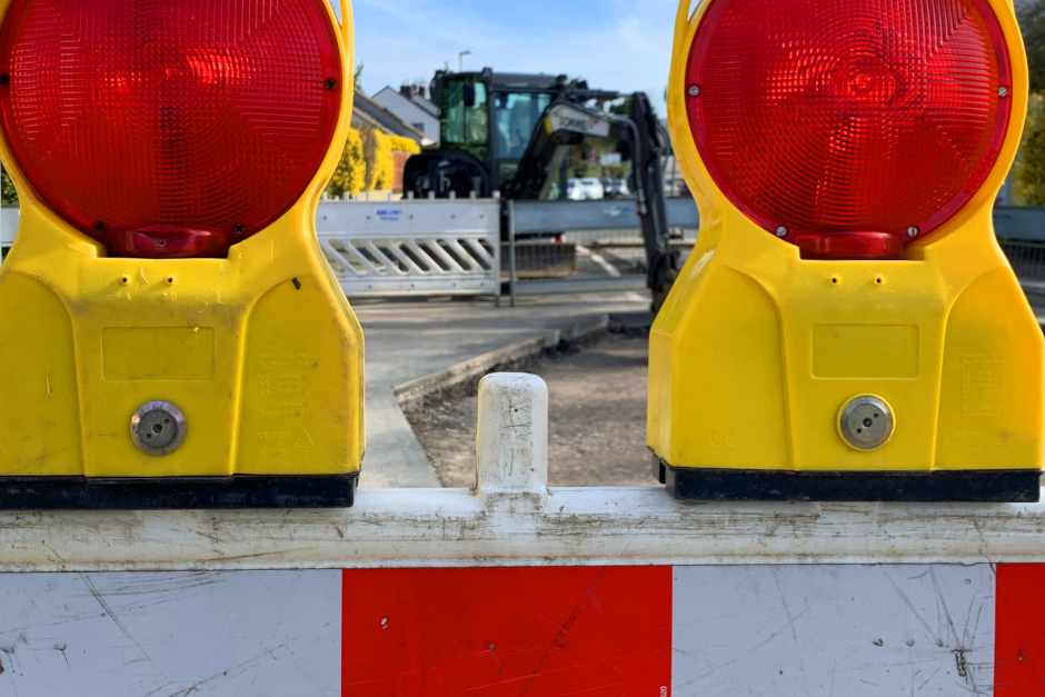 Vollsperrung der Anton-Berges-Straße in Wiesbaden-Schierstein für Erneuerung der Gas- und Wasserhausanschlüsse.