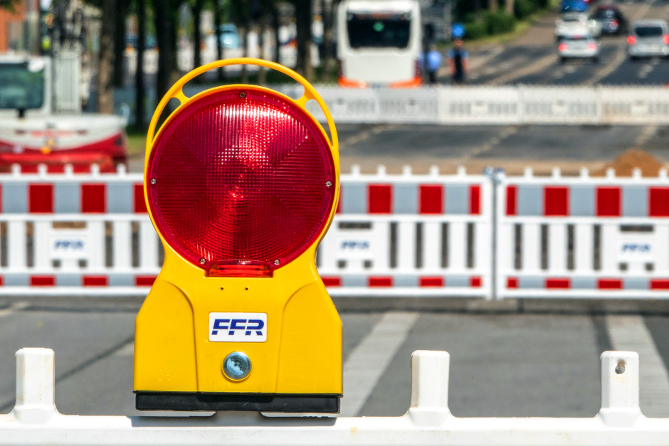 Vollsperrung der Straße der Republik in Wiesbaden-Biebrich
