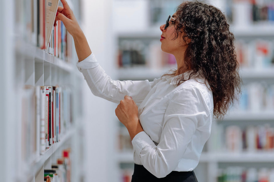 rischer Glanz und Gaming-Ecke: Stadtteilbibliothek Kastel eröffnet an neuem Standort – Tag der offenen Tür am 22. November