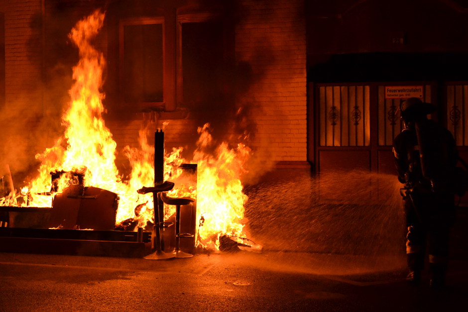 Erneut Sperrmüllbrand in der Nacht zum Donnerstag in Wiesbaden-Bierstadt.