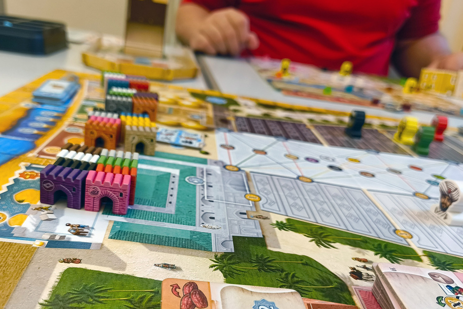 Ein kostenloser Brettspielnachmittag findet in Wiesbaden in der Mauritius-Mediathek statt.