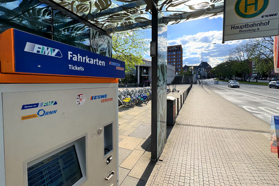 ESWE Verkehr erhöht Ticketpreise drastisch ab 2026- Aber Schülerticket und Sammelkarte bleiben die Oase der Stabilität!