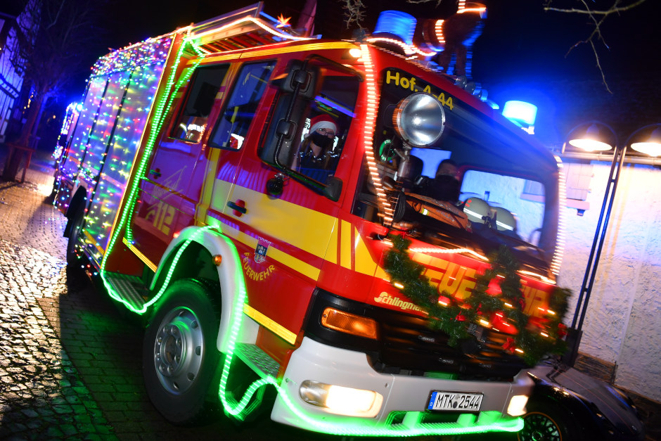 Die Freiwillige Feuerwehr Kostheim lädt zur zweiten Auflage ihrer einzigartigen Christmas-Fire-Truck-Parade ein. Am Samstag, 13. Dezember 2025, wird der Stadtteil in ein funkelndes Lichtermeer verwandelt, wenn rund 20 festlich geschmückte Einsatzfahrzeuge durch die Straßen ziehen.