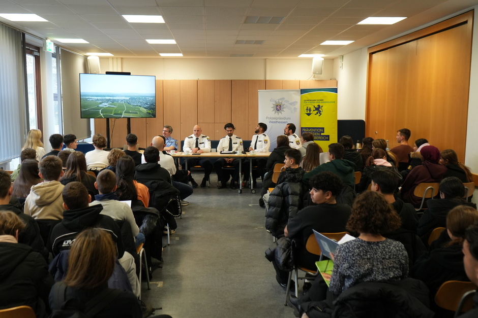 In der Erich-Kästner-Schule in Wiesbaden-Schierstein fand eine Veranstaltung der Dialogreihe "Cops im Dialog" statt.