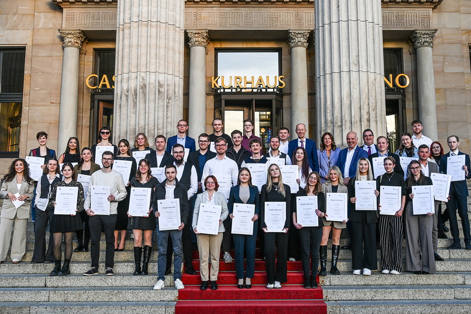 DMH Landessiegerfeier 2025 - Gruppenfoto vor dem Wiesbadener Kurhaus