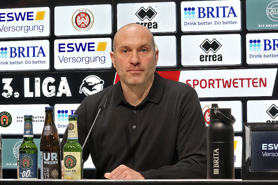 Der SV Wehen Wiesbaden hat einen neuen Cheftrainer: Daniel Scherning übernimmt mit sofortiger Wirkung das Amt an der Seitenlinie des Drittligisten. Der 42-jährige Fußballlehrer, der zuletzt bei Eintracht Braunschweig in der 2. Bundesliga tätig war, erhält beim SVWW einen Vertrag bis zum 30. Juni 2028.