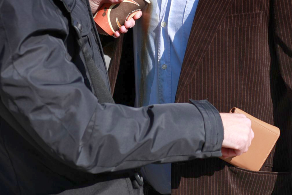 Vor einem Krankenhaus am Langenbeckplatz in Wiesbaden wendete ein Trickdieb einen Körperkontakttrick an.